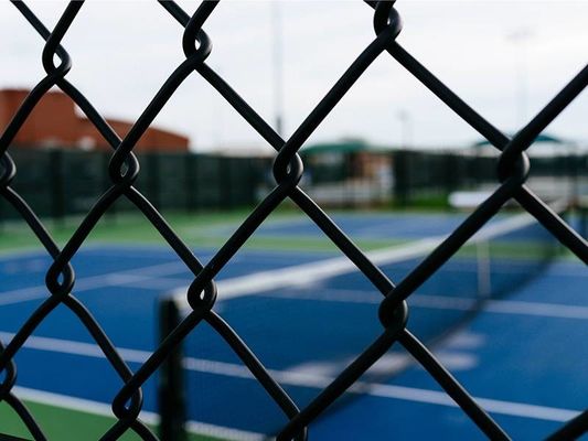 6 Gauge Twisted Black Chain Link Fence 6 Ft Polyethylene phủ đảm bảo tuổi thọ lâu dài