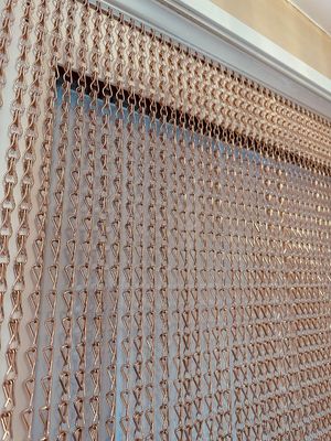Ứng dụng chống rỉ sét linh hoạt Variable Open Area Aluminum Chain Fly Screen Để cải thiện hiệu quả năng lượng