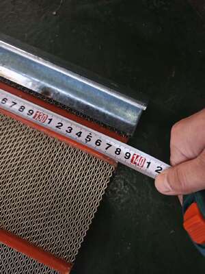 Anti Blinding SS 304 Self Cleaning Screen Mesh RHS Hook 1.2mm Wire 1470x1360mm Polyurethane Strips