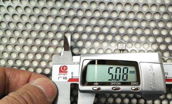 Tấm lưới kim loại đục lỗ cắt chính xác lý tưởng cho tấm âm thanh và hệ thống lọc khí trong các tòa nhà thương mại